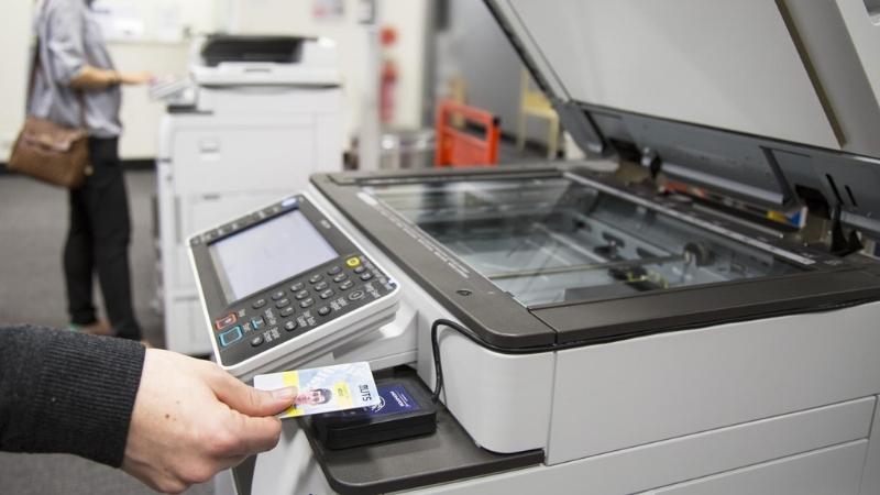 Quét thẻ nhân viên trước khi sử dụng máy photocopy tai văn phòng